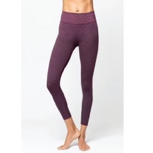 Vie Active Rockell 7/8 Legging in Oxblood Leopard Ombre Size Large